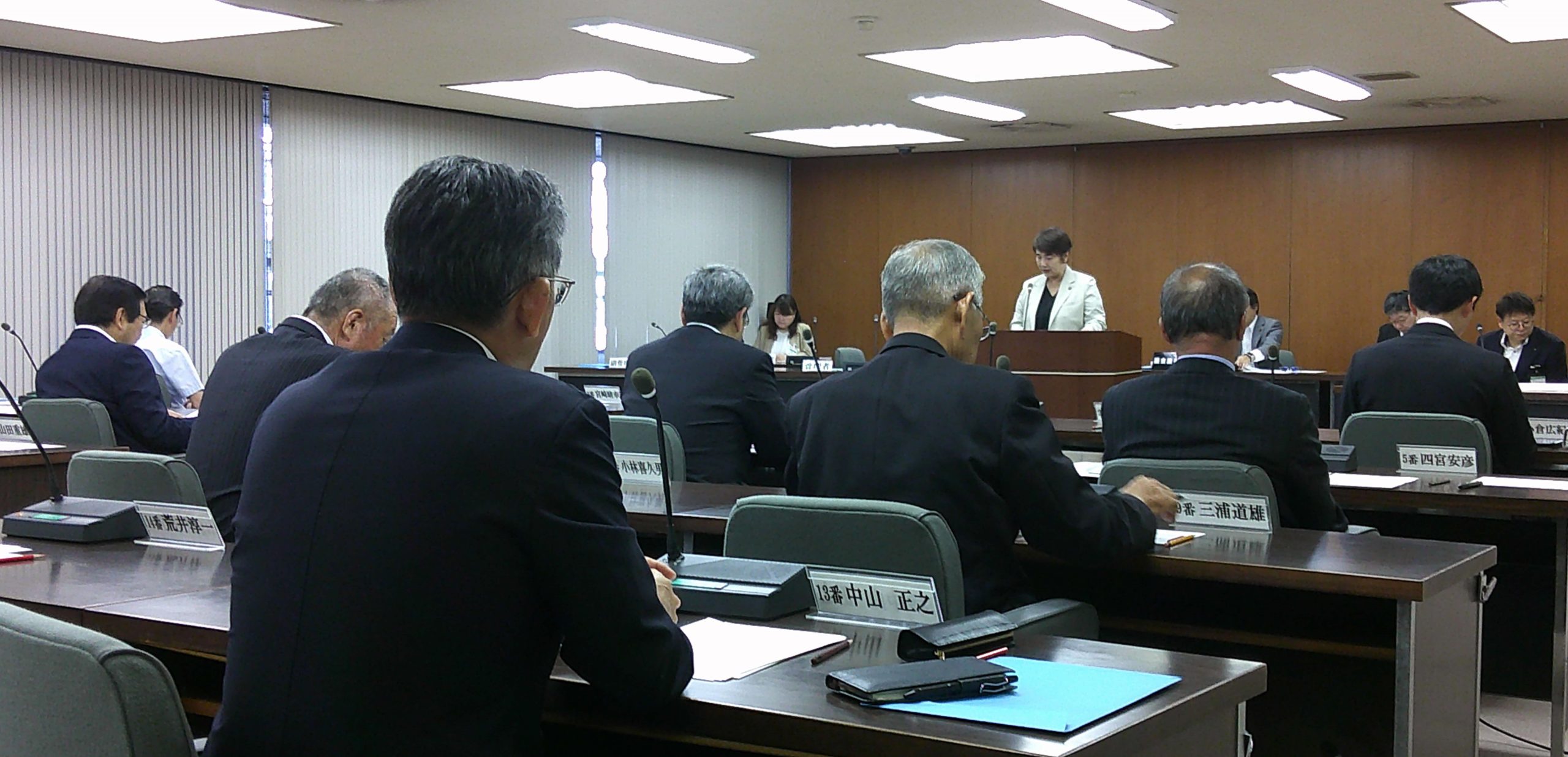 議会開催中写真
