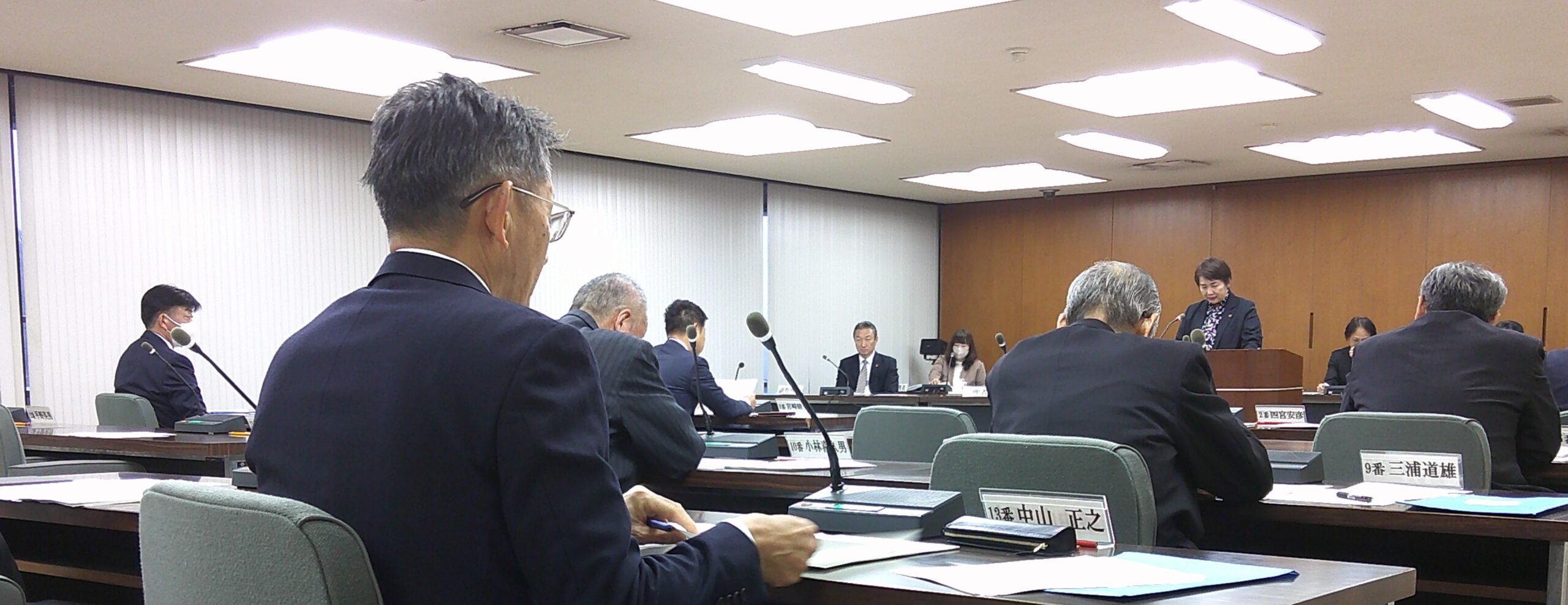 議会開催中写真